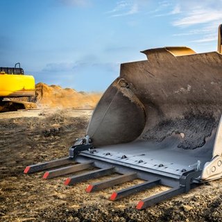 Garras de Escombros para Cubo de 60", Capacidad de 4560 lbs Garras de Paleta de Alta Resistencia Accesorios para Cubo, Adecuadas para Cubo de Cargadora Skidsteer Tractor para Limpiar Ramas Caídas ...