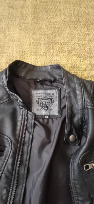 Cazadora niño efecto piel negra