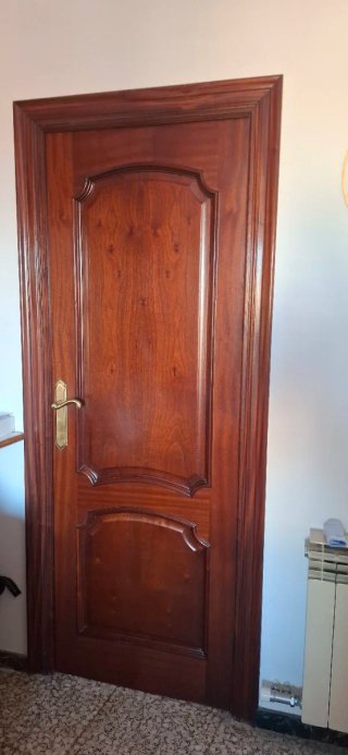 Puerta de madera maciza
