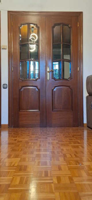 Puerta de madera maciza