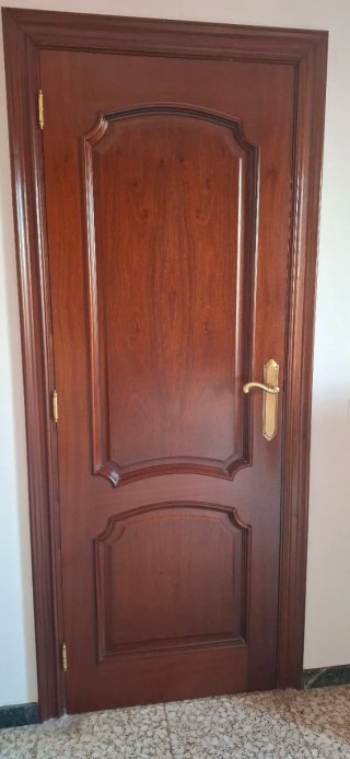 Puerta de madera maciza