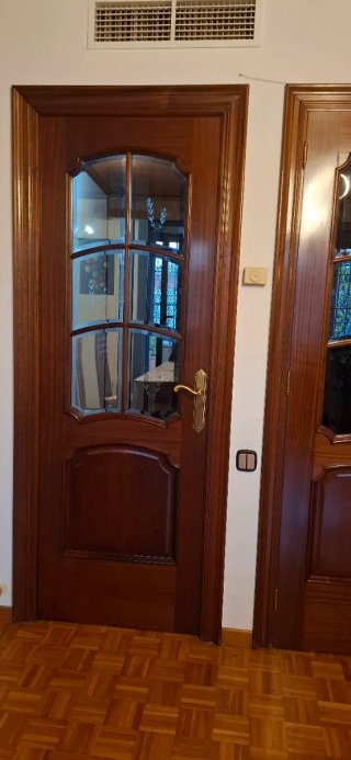 Puerta de madera maciza