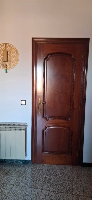 Puerta de madera maciza