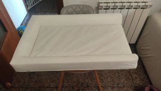 Cambiador de bebé blanco acolchado con funda