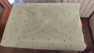 Cambiador de bebé blanco acolchado con funda