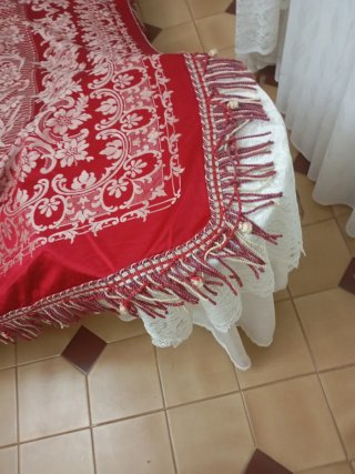 Manta de seda antigua con personajes y palomas