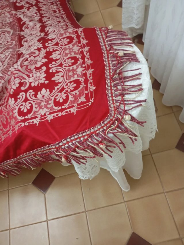 Manta de seda antigua con personajes y palomas