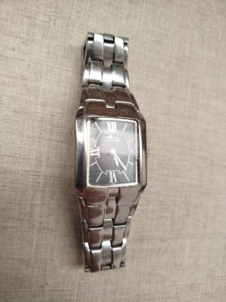 Reloj Lotus con señales de uso