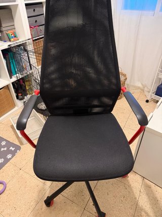 Sillón de oficina negro y rojo