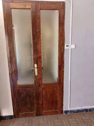 Puerta antigua madera con cristal