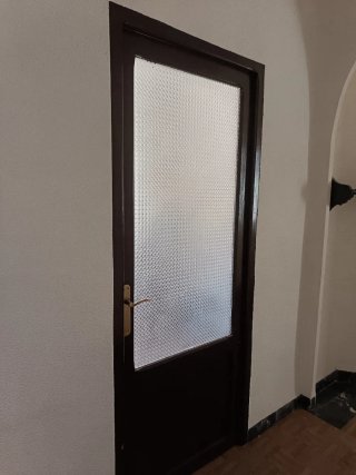Puerta madera antigua con cristal