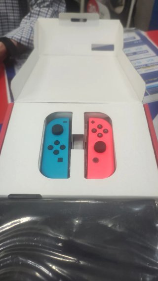 Nintendo Switch OLED + 2 juegos + funda