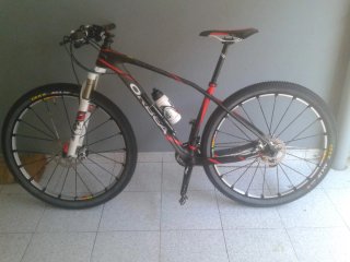 Bicicleta Scott CR1 Negra y Roja y orbea alma m-20