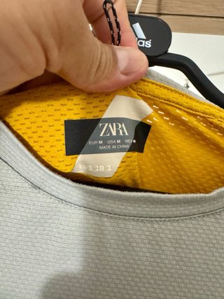 Camiseta deportiva zara gris y amarilla
