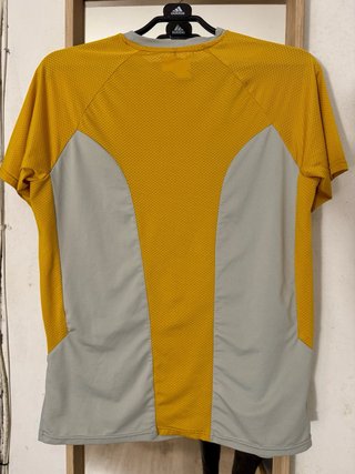 Camiseta deportiva zara gris y amarilla