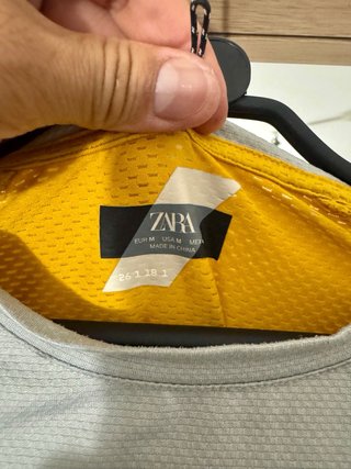 Camiseta deportiva zara gris y amarilla