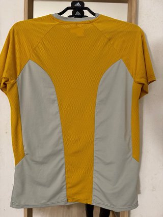 Camiseta deportiva zara gris y amarilla