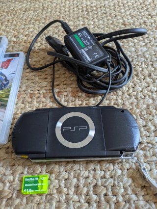 Consola Sony PSP Negra + Juegos y Cargador
