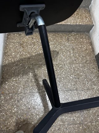 Mesa auxiliar Ikea negra. Regulable en altura