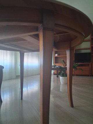 Mesa redonda de madera para comedor