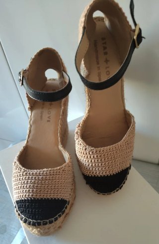 Sandalias cuña Star Love beige y negro