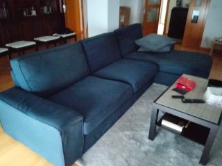 Sofá Kivik con chaiselongue azul