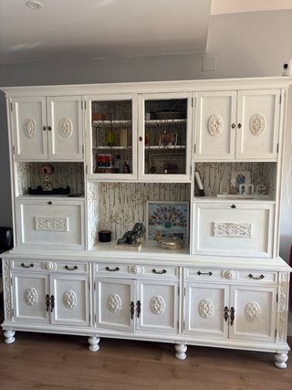 Armario de salón blanco pintado.
