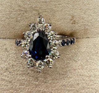 Anillo oro 18 kt con zafiro y diamantes