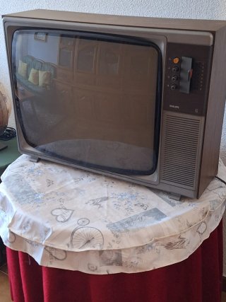 Televisor Philips antiguo blanco y negro