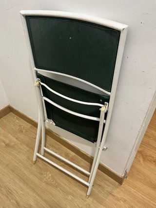 Silla plegable verde y blanca