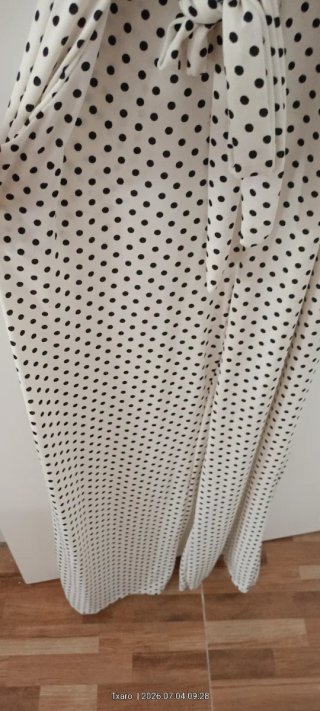 Mono de lunares blanco y marino