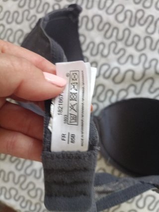 Sujetador gris con puntos