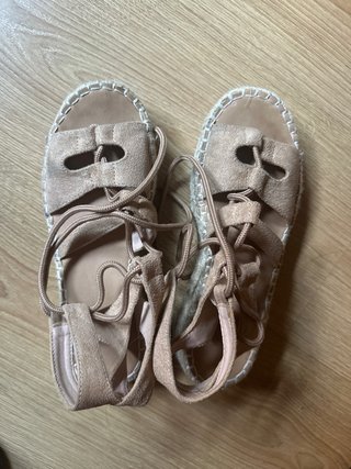 Sandalias beige atadas talla 36