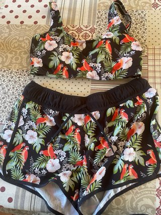 Bikini estampado tropical loros. 3 piezas.