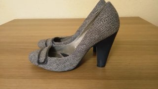 Zapatos de tacón grises y negros
