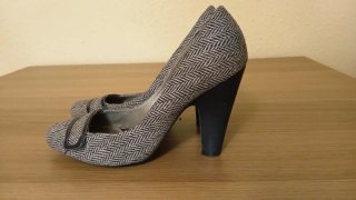 Zapatos de tacón grises y negros