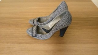 Zapatos de tacón grises y negros