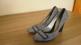 Zapatos de tacón grises y negros