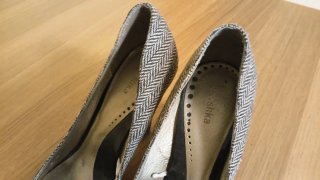 Zapatos de tacón grises y negros