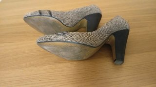Zapatos de tacón grises y negros