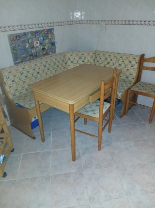 Mesa de cocina con 2 sillas y rincón
