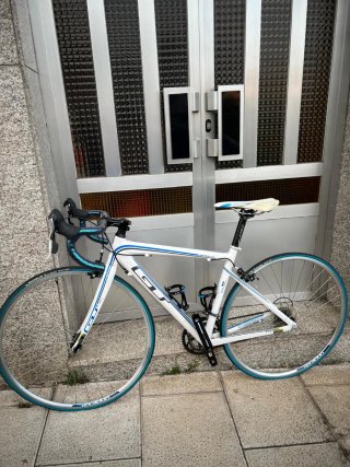 Bicicleta de carretera blanca y azul