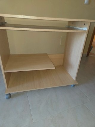 Mesa de ordenador con ruedas