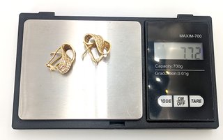 Pendiente de oro de 18k circonitas, 7.72 g.