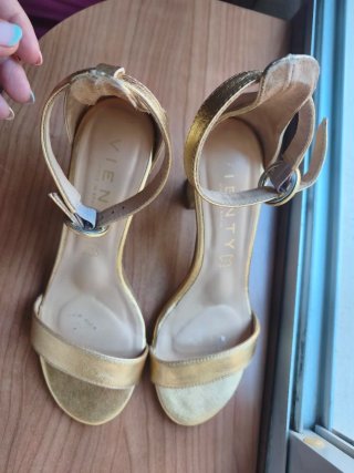 Sandalias doradas de tacón