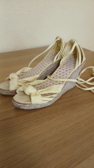 Sandalias cuña beige atadas talla 38. Marca Blanco
