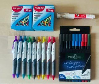 Set cancelleria: penne, evidenziatori, elastici