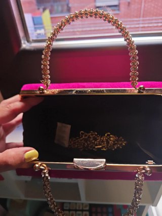 Bolso de fiesta rosa con asa dorada