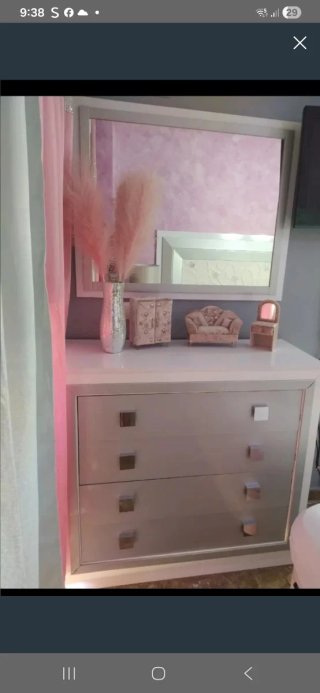 Cómoda con espejo y mesita de regalo