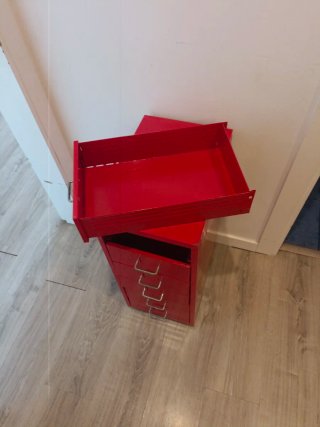 Cajonera de metal roja